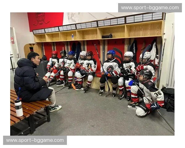 钢铁巨兽的碰撞：乌拉尔荣耀与火车头传奇，谁将谱写冰球新篇章？